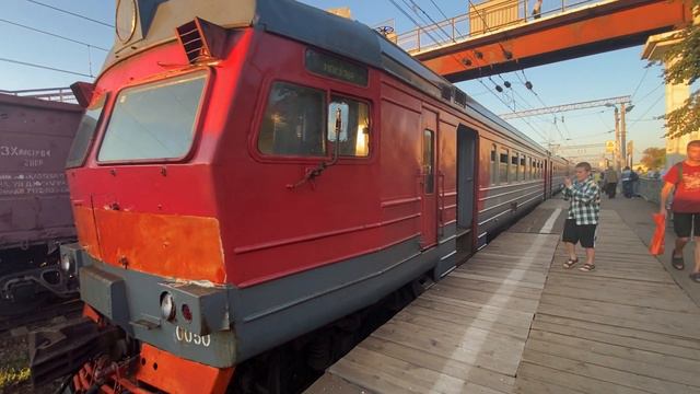Электропоезд ЭД2Т на станции Кашира смотреть онлайн
