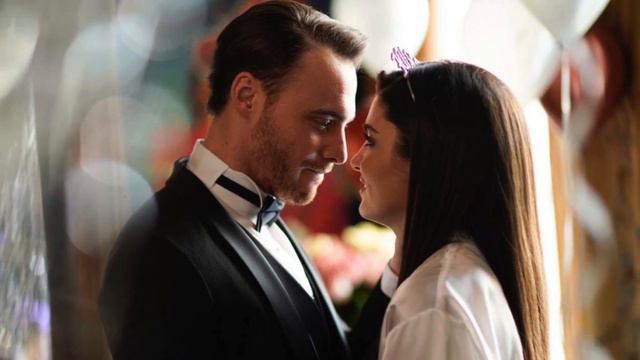 Kerem declared his love for Hande on the television program in Italy смотреть онлайн