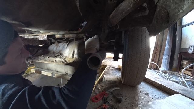 UA Nissan Sunny B11 чистка топливной системы. Снимаем бак. смотреть онлайн