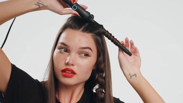 TUTORIEL : Comment créer des ondulations hollywoodiennes avec ghd thin wand смотреть онлайн