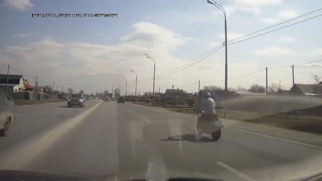 мотоциклист крутит у виска смотреть онлайн