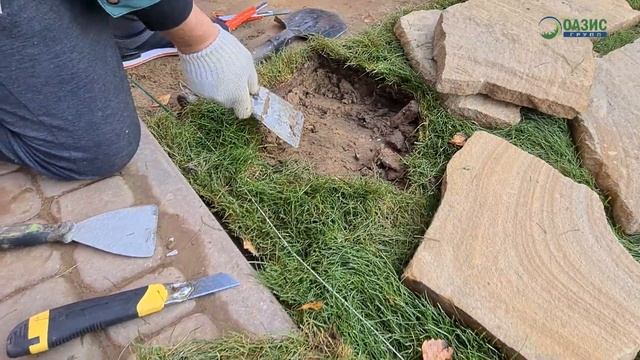 Укладка рулонного газона и мощение дорожек из плитняка. Озеленение и благоустройство. смотреть онлайн