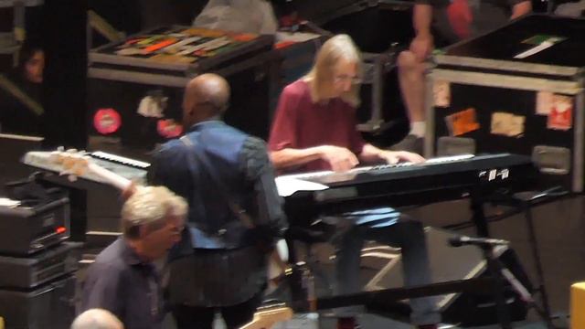 Eric Clapton performing Cross Road Blues at Scotiabank Arena in Toronto, ON on Sep 10, 2023. смотреть онлайн