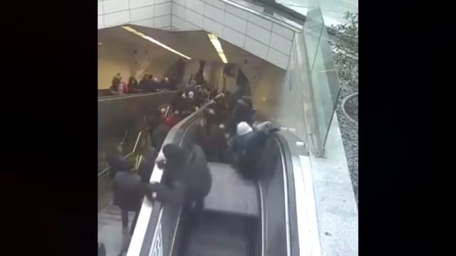 ЭСКАЛАТОР СОЖРАЛ ЧЕЛОВЕКА