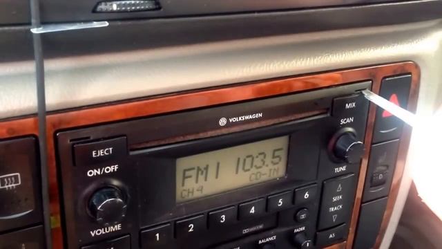 Как снять штатную магнитолу vw passat b5 без спец ключей. смотреть онлайн