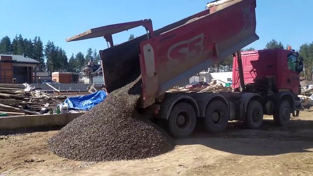 Доставка щебня 5/20 для строительных работ, садоводство в Энколово. Самосвал скания выгружается смотреть онлайн