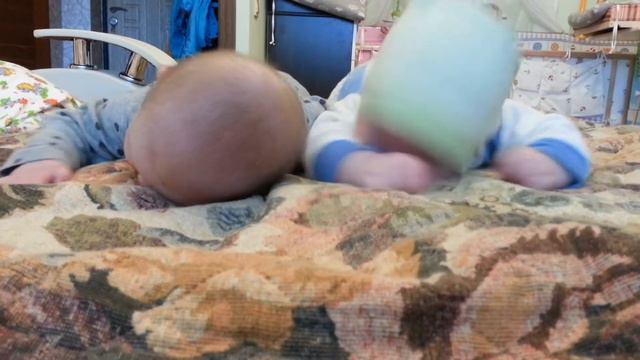 Двойняшки, 4.5 мес. Держат головку. смотреть онлайн