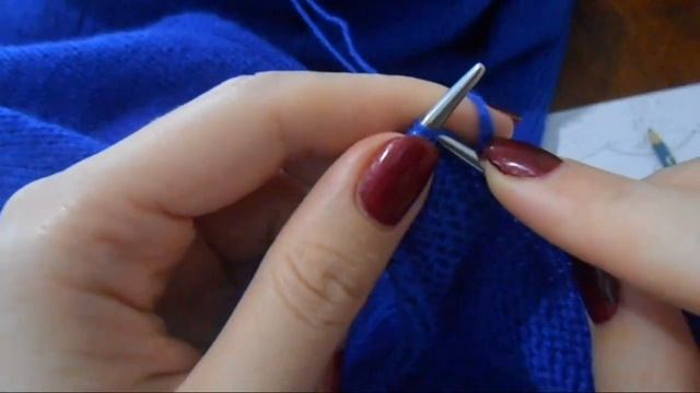 Плечевые скосы и горловина укороченными рядами. Перед. Простое платье спицами. Ч.6 смотреть онлайн