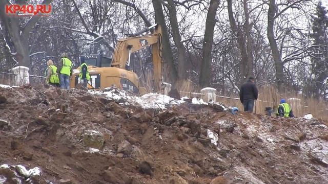 Строительные работы на склоне городского парка