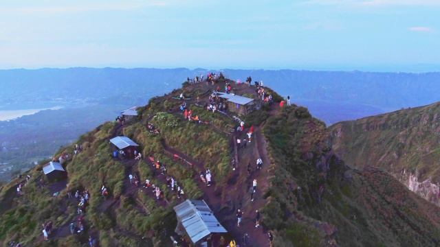 На вершине вулкана Гунунг-Батур, остров Бали. On top of Gunung Batur volcano, Bali island смотреть онлайн