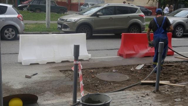 Рабочие разбирают асфальт отбойным молотком смотреть онлайн