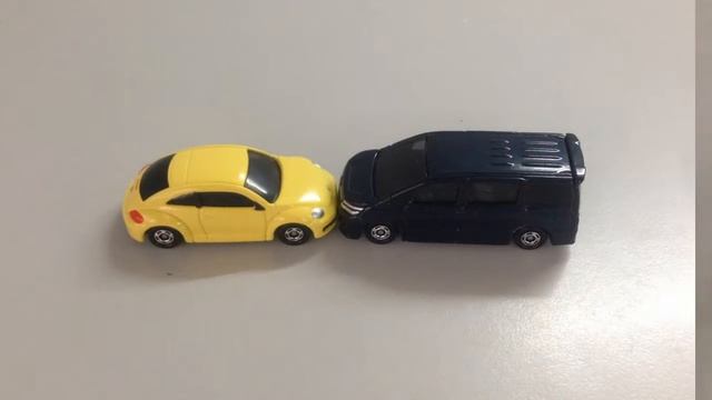 Tomica Toy Car Review | Toyota VOXY vs Mobile Rescue Bus vs Volkswagen The Beetle смотреть онлайн