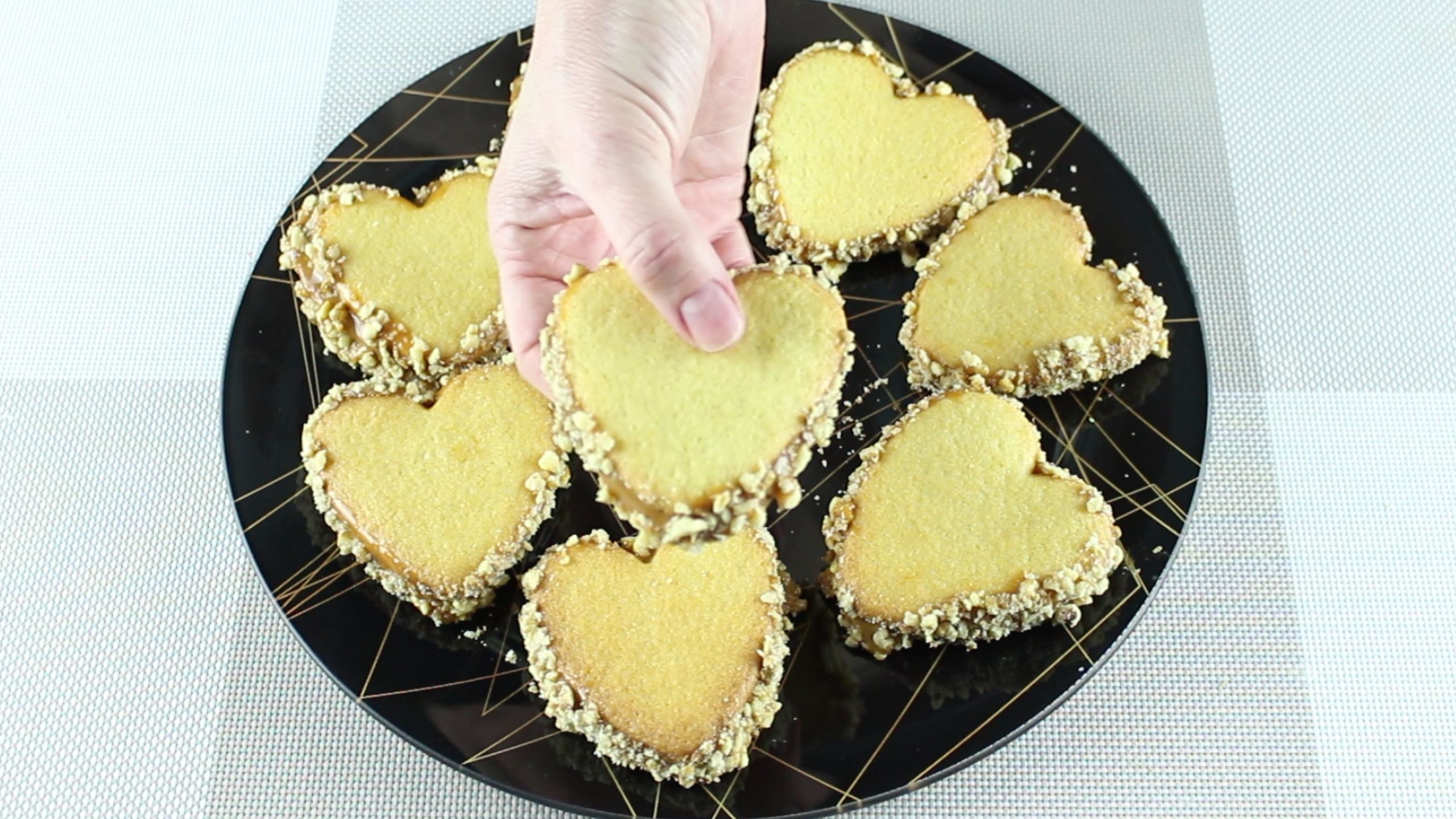 Сладкие ВАЛЕНТИНКИ своими руками ☆ Песочное ПЕЧЕНЬЕ с вареной СГУЩЕНКОЙ ☆ ПЕЧЕНЬЕ на 14 февраля смотреть онлайн