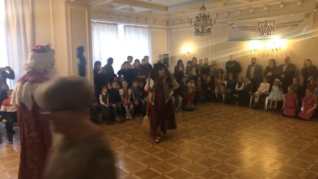 #VLOG Новогодняя Ёлка в Праге или как Алина встретила Деда Мороза //Christmas tree for #kids смотреть онлайн