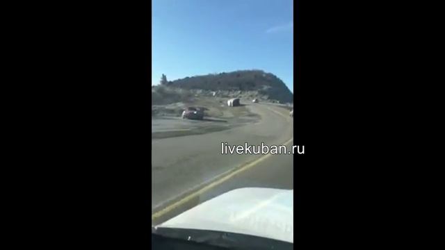 Ураганный ветер в Новороссийске переворачивал машины смотреть онлайн