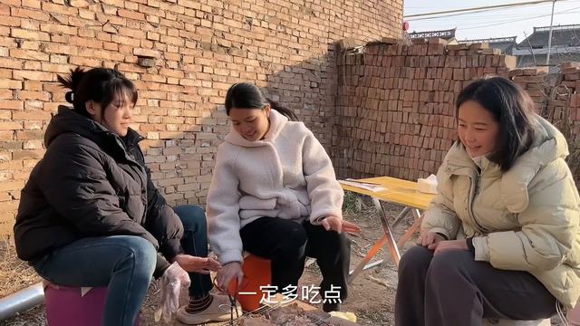 妈妈病情又不如前段时间了玲玲身心俱疲，堂哥得知烤羊肉叫玲玲吃 смотреть онлайн