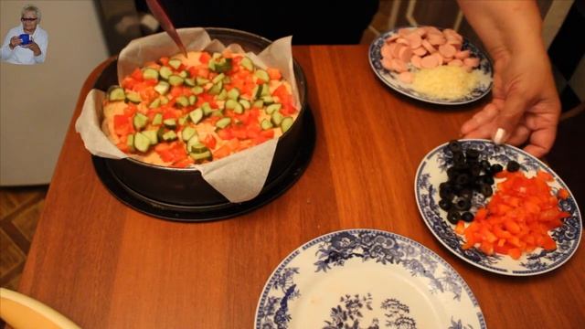 Пицца на багете или горячий бутерброд или открытый пирог с овощами и сосисками. смотреть онлайн