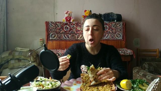 Beef Lahmacun? for a quick hand & ?, salad ? , sour cream sauce -Лaхмаджун, салат, соус, зелень и ? смотреть онлайн
