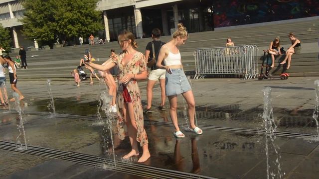 Summer, heat, fountain and wet girls.: -) / Лето, жара, фонтан и мокрые девушки. :-) смотреть онлайн