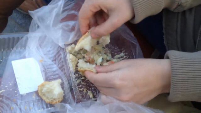 HOW TO EAT IN PUBLIC/ КАК ЕСТЬ БЕЗ ВИЛКИ смотреть онлайн