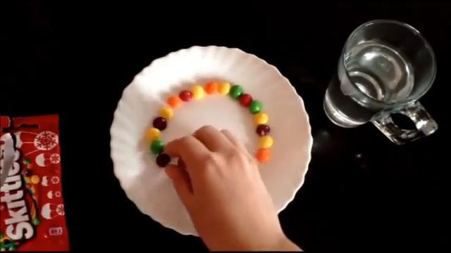 Как сделать цветную РАДУГУ из SKITTLES ? смотреть онлайн