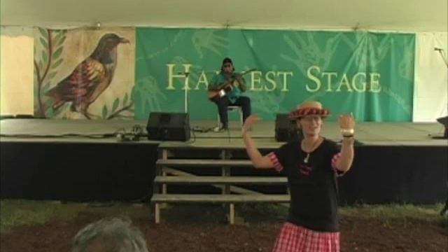 Ledward Kaapana performing "Ka Uluwehi O Ke Kai" смотреть онлайн