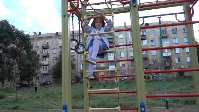 Не самый обычный способ забираться по веревочной лестнице смотреть онлайн