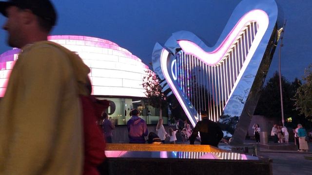 Арт инсталляция Арфа с другого ракурса
Art installation harp from another angle. смотреть онлайн