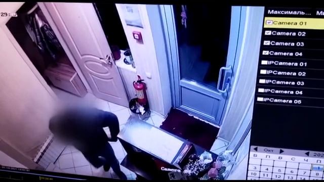 Кража телефона с ресепшена гостиницы попала на камеру в Нур-Султане смотреть онлайн
