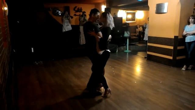 Bachata Sensual - end of class impro by Chris and Eva смотреть онлайн
