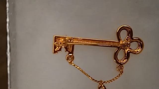 Удивительная брошь от Jeanne смотреть онлайн