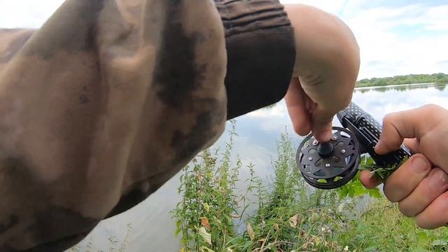 Ловля Карпа на Поплавочную удочку! Рыбалка на карпа летом в августе! смотреть онлайн