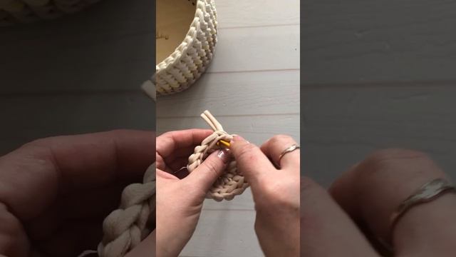 ВЯЗАНАЯ КРЫШКА ДЛЯ КОРЗИНЫ- ничего сложного, стоит попробовать!Корзина УЗОРОМ «ВЕРЕТЕНО» смотреть онлайн