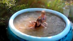 Дети на  даче купаются в бассеине   2