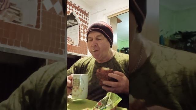 Пью зелёный чай и ем булочку с маком намазывая вареньем.