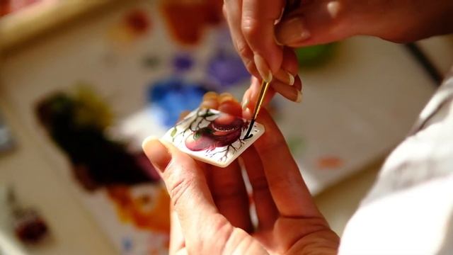 Роспись набора украшений из перламутра 