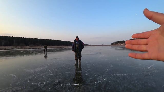 ПЕРВЫЙ ЛЁД! ТОЛЬКО ПОСТАВИЛИ ЖЕРЛИЦЫ! ОКУНЬ НА БЛЕСНУ, БАЛАНСИР! ЩУКА ЗАЖАЛА ПАСТЬ С ПАЛЬЦАМИ! 2020 смотреть онлайн