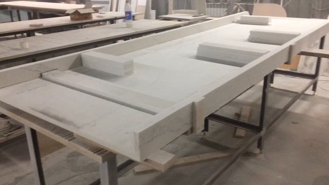 Изготовление столешницы из кварца: вид снизу. Цех компании www.e-stoun.ru смотреть онлайн