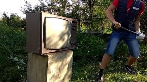 Разбиваем старый телевизор | 100+ подписчиков...