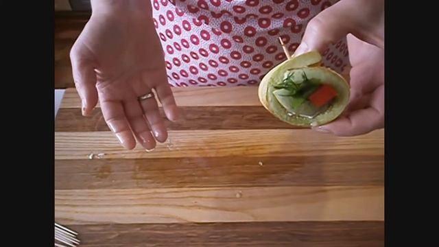 Два варианта сочных и нежных кабачковых рулетиков - Two variants of juicy and tender zucchini rolls смотреть онлайн