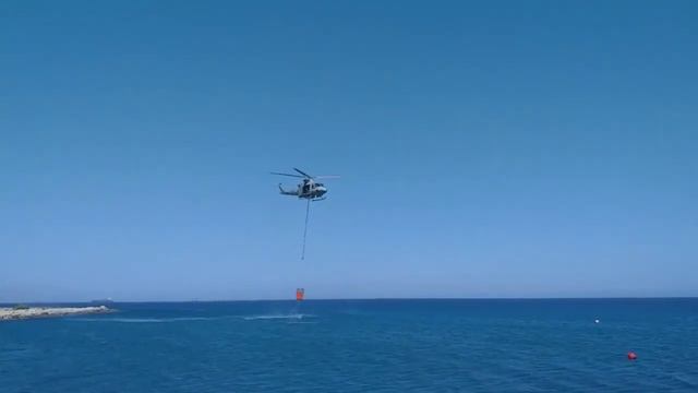 Пожарный вертолет делает забор воды в море у Нового порта Лимассола смотреть онлайн