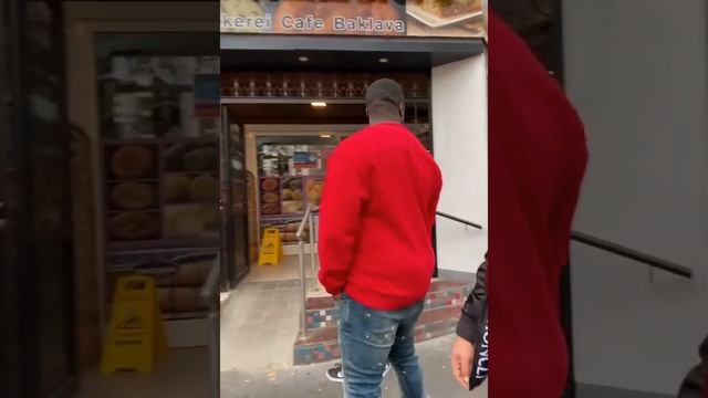 Mann lacht wegen Manuellsen смотреть онлайн