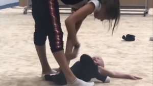 Нереальная боль на растяжке. После этой тренировки, девочка бросила хг!