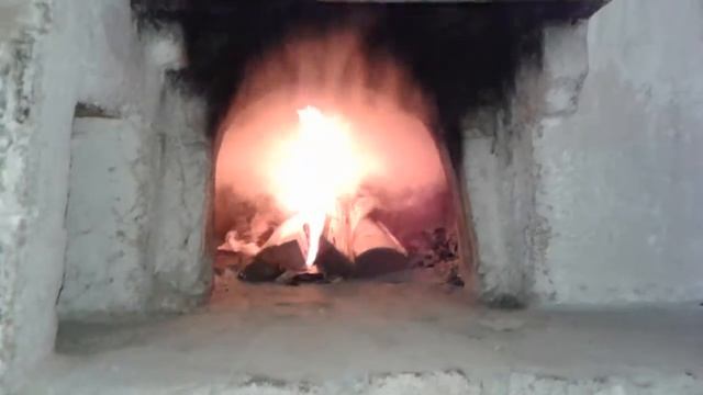 Мы с мамой топим нашу печку в доме смотреть онлайн