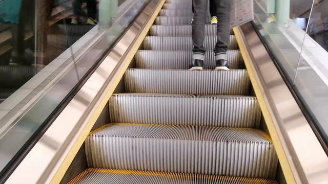 CENTRAL-MID-LEVELS ESCALATOR THE LONGEST ESCALATOR IN HONGKONG