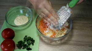 Салат-закуска из колбасного сыра с чесноком.