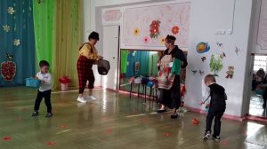 Карлсон и Фрекен Бок на весеннем празднике в детском саду.