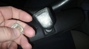Приклеить салонное зеркало заднего вида автомобиля к стеклу Суперклеем.