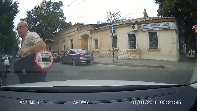 Актер-неваляшка на капоте, Симферополь 21.06.2018 смотреть онлайн