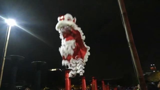 Lion dancing - китайский традиционный танец льва на шестах смотреть онлайн